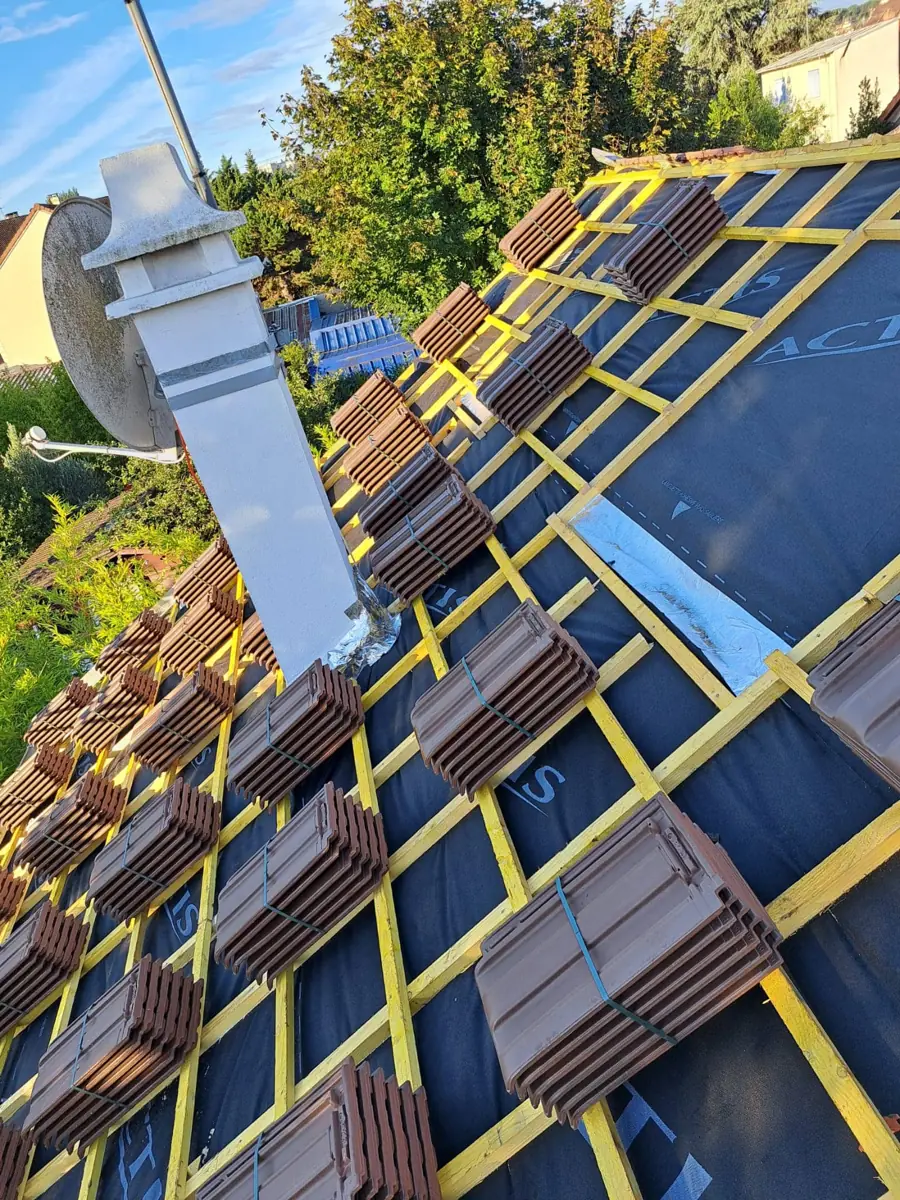 Chantier de toiture avec liteaux